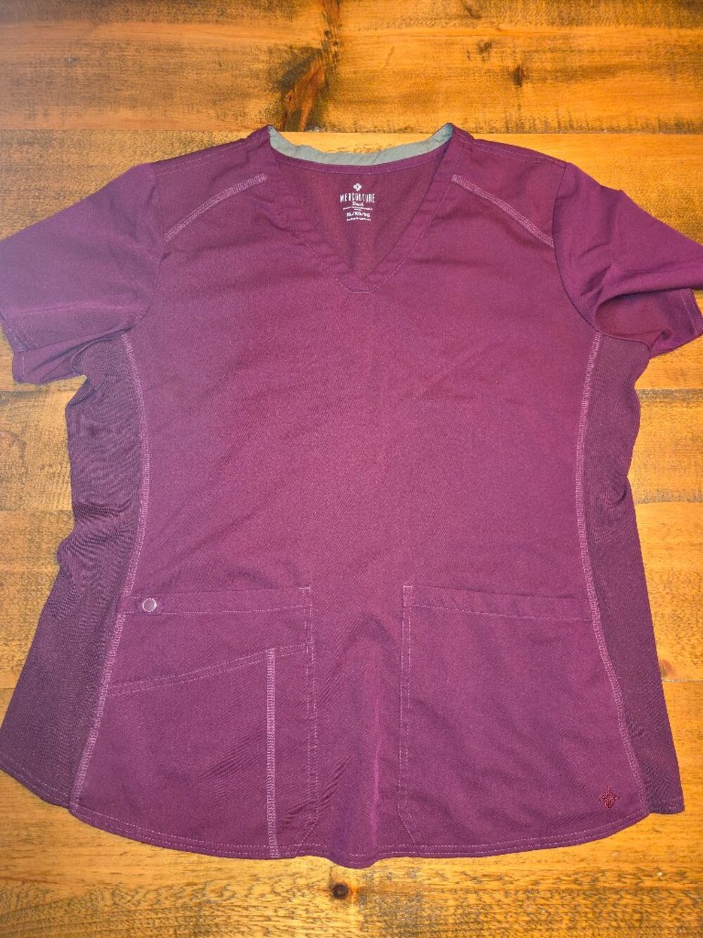 Medcouture womens scrub top, sz Xl, Wine, NWT